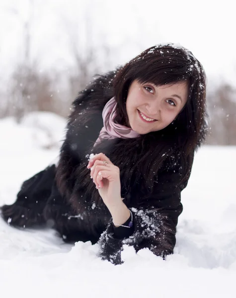 雪の中で横になっている女の子 — ストック写真