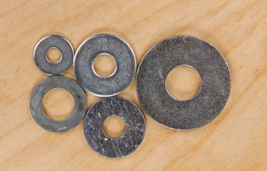 ahşap tahta üzerinde çamaşır makinesi