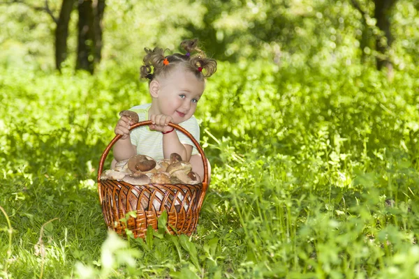 Ребенок с корзиной — стоковое фото