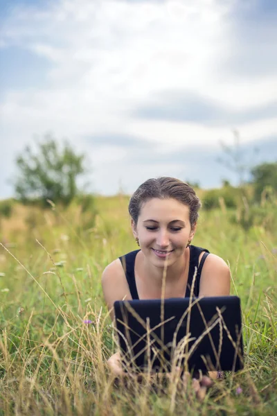 Dívka s počítačem — Stock fotografie