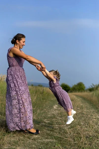 Madre con el bebé en la naturaleza —  Fotos de Stock