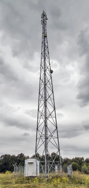 Antena para comunicaciones móviles — Foto de Stock