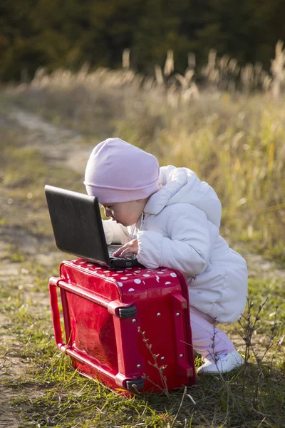 Meisje met een koffer — Stockfoto