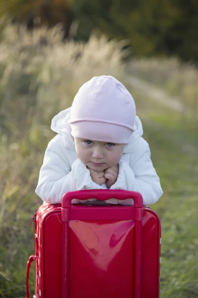 スーツケースを着た女の子 — ストック写真