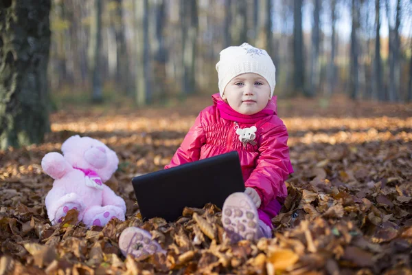 Flicka med en dator — Stockfoto