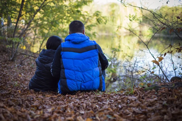 Paar in der Natur — Stockfoto