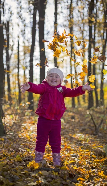 Flicka i höstskogen — Stockfoto