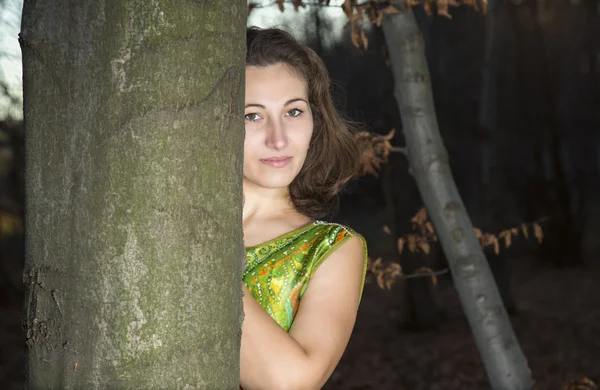 Kobieta w pobliżu drzewa — Zdjęcie stockowe