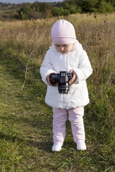 Klein kind met een camera — Stockfoto