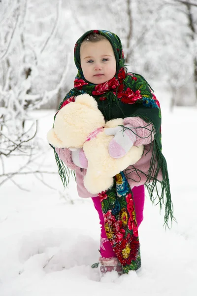 Küçük kız kışın — Stok fotoğraf