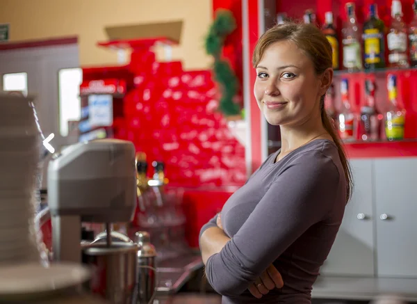 Barman dziewczyna za ladą — Zdjęcie stockowe