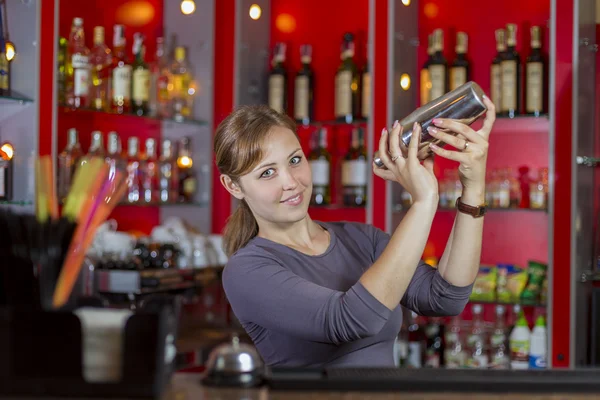 Barman dziewczyna za ladą — Zdjęcie stockowe