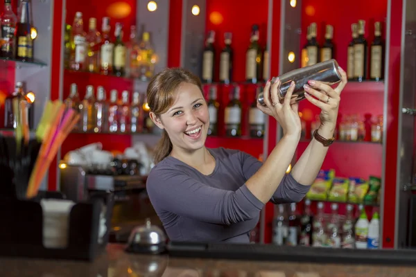 Barmen kokteyl yapar