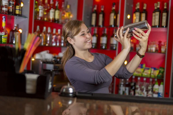Bartender makes cocktail — Stock Photo, Image