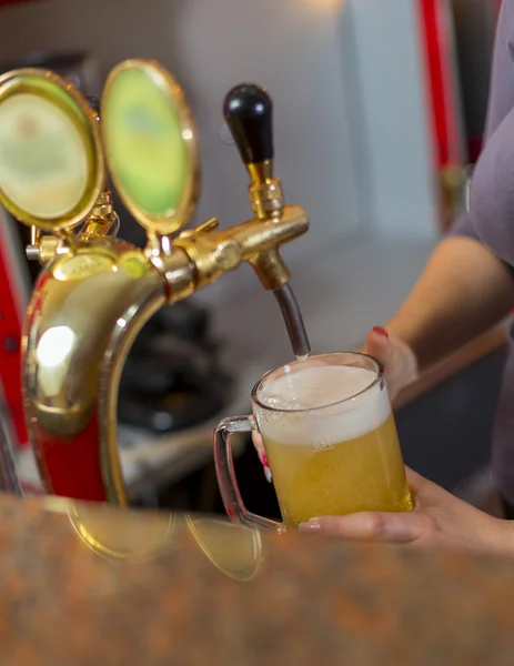 Piwo wlewa się do szklanki. — Zdjęcie stockowe