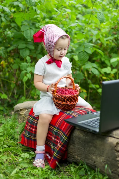 Ребенок с ноутбуком — стоковое фото