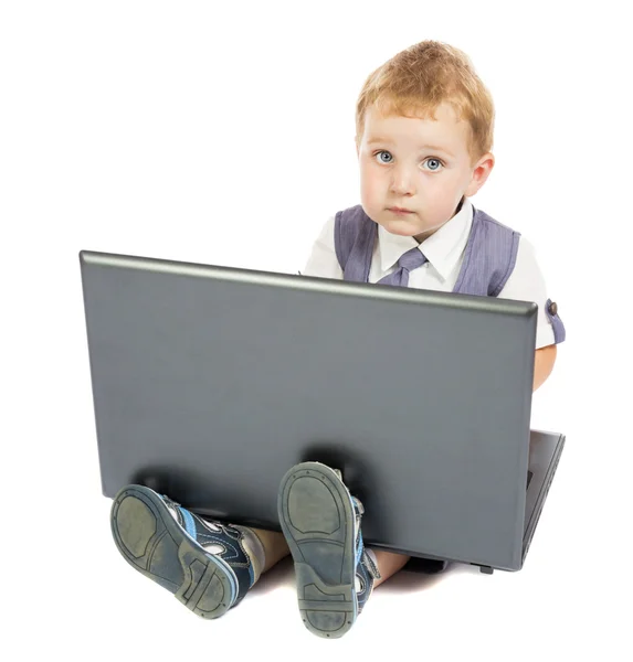 Маленький мальчик за компьютером — стоковое фото