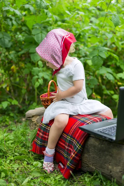 Kind met laptop — Stockfoto