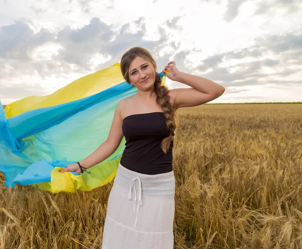 Vrouw met een Oekraïense vlag — Stockfoto