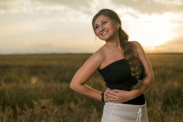 Fille dans un champ de blé — Photo