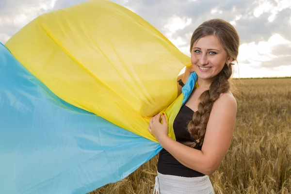 Vrouw met een Oekraïense vlag — Stockfoto