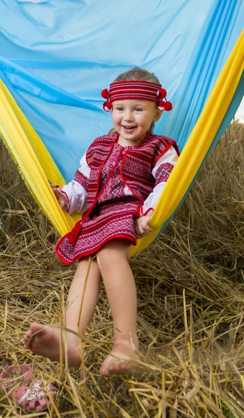 Klein meisje in een tarweveld — Stockfoto