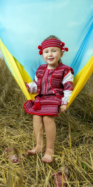 밀 밭에 있는 어린 소녀 — 스톡 사진