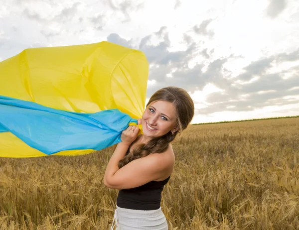 Vrouw met een Oekraïense vlag — Stockfoto