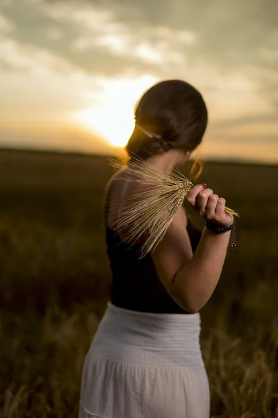 Tyttö vehnäpellolla — kuvapankkivalokuva