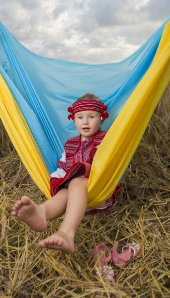 Buğday tarlasında küçük bir kız — Stok fotoğraf