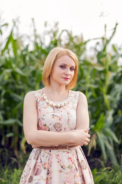 Lány: kukorica — Stock Fotó
