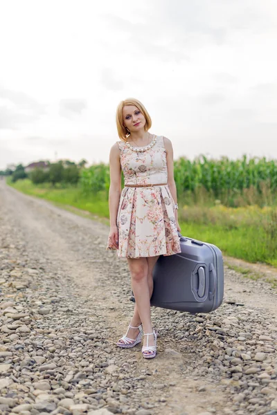 Ragazza con una valigia — Foto Stock