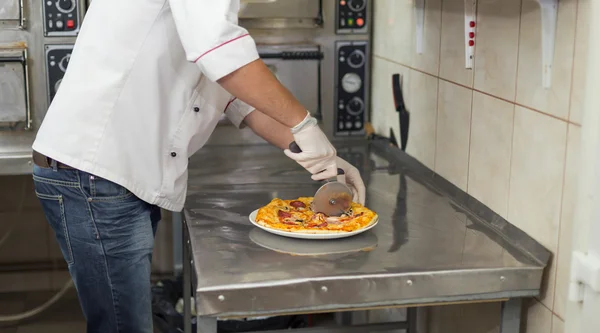 Tagliare la pizza — Foto Stock