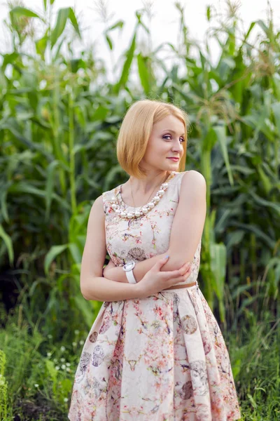 Dziewczyna w kukurydzy — Zdjęcie stockowe