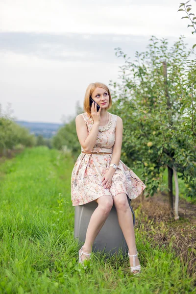 Fille parlant au téléphone — Photo