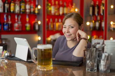 Tezgahın arkasındaki Barmen kız