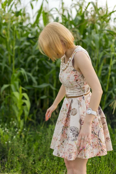 Meisje op maïs — Stockfoto