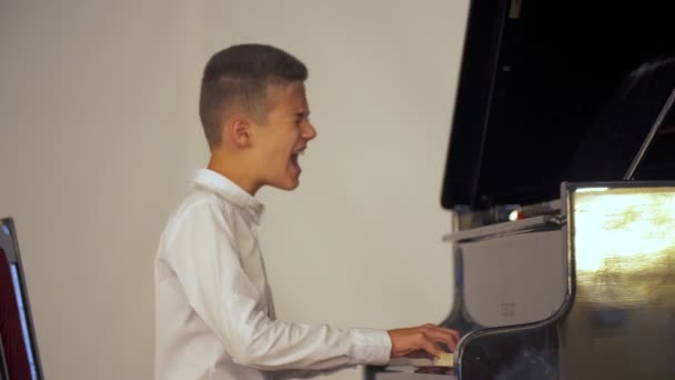 Парень играет на фортепиано — стоковое видео