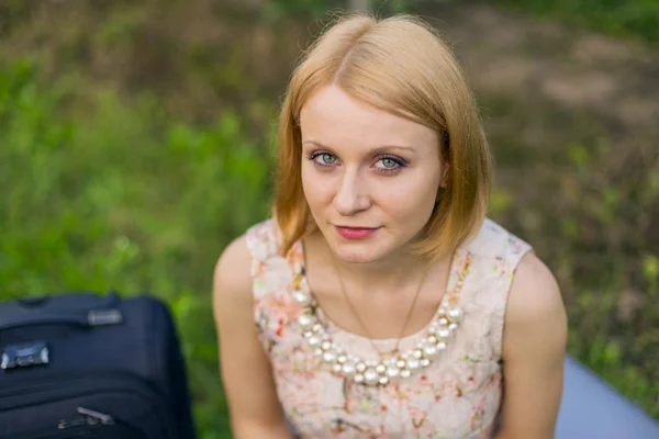 Ritratto di una ragazza sulla natura — Foto Stock