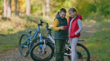 Çocuklar telefona bakın.