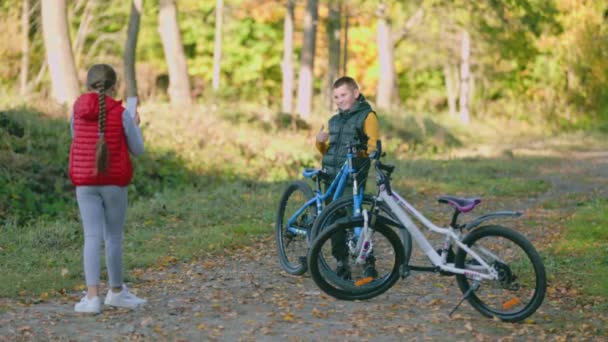 Kinder mit Fahrrad werden fotografiert — Stockvideo