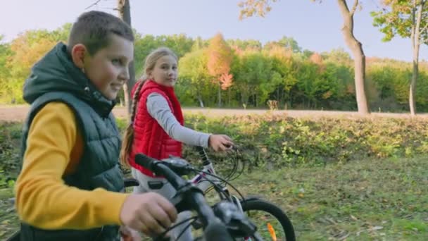 Barn går i skogen med cyklar — Stockvideo