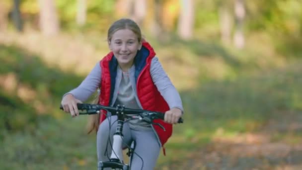 Dziewczyna jazda na rowerze — Wideo stockowe
