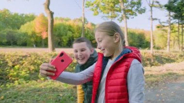 Çocuklar telefonda kendilerini filme alıyorlar.