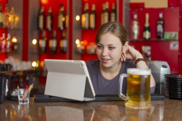 Bartender girl behind the counter — Stock Photo, Image