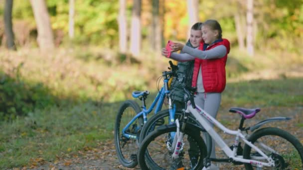 Dzieci z rowerem są fotografowane — Wideo stockowe