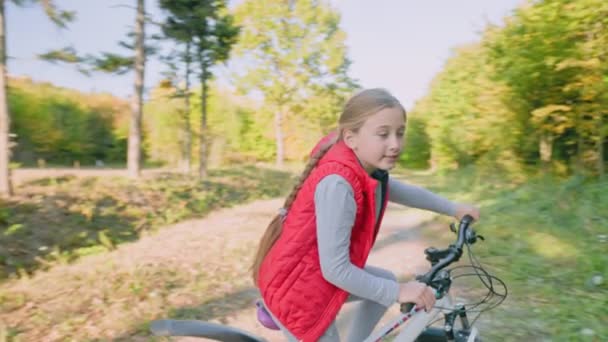 Meisje rijden op een fiets — Stockvideo