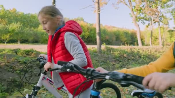 Barn går i skogen med cyklar — Stockvideo