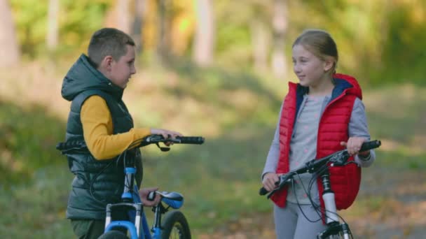 Dzieci z rowerami w naturze — Wideo stockowe