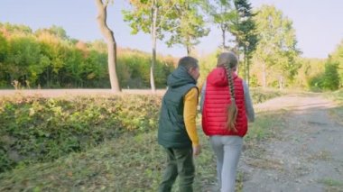 Çocuklar telefonda kendilerini filme alıyorlar.